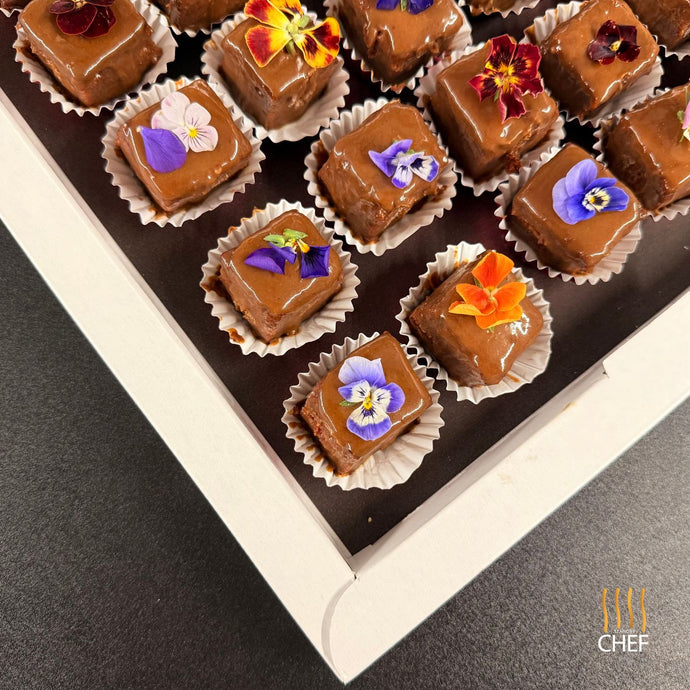 One tray contains 30 pieces of sweet canapes for your party